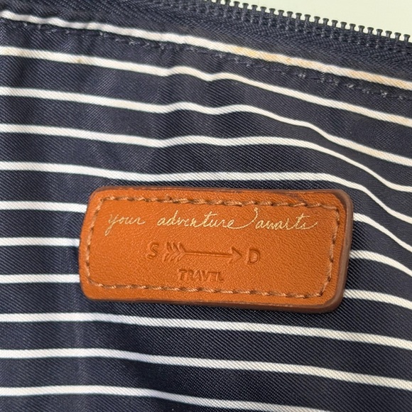 Stella & Dot Expandable Daytripper Bag, Navy with Red Arrows - Picture 5 of 7